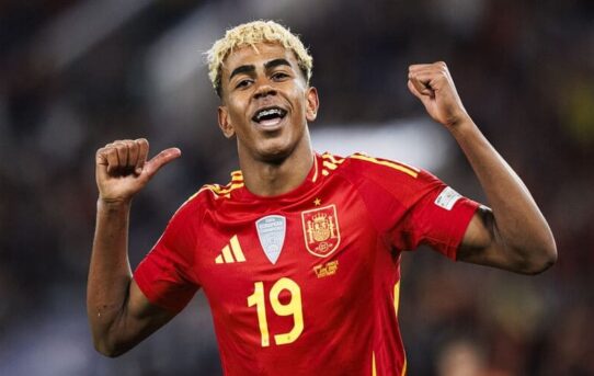 Lamine Yamal là ai? Tiểu sử về thần đồng bóng đá Tây Ban Nha